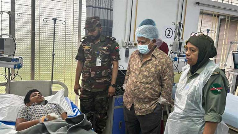 বিমান দুর্ঘটনায় দগ্ধ ও অভ্যুত্থানে আহতদের খোঁজ নিতে সিএমএইচে নৌ উপদেষ্টা