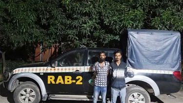 দেশীয় অস্ত্রসহ আয়েশা গ্রুপের প্রধান ও তার সহযোগী আটক