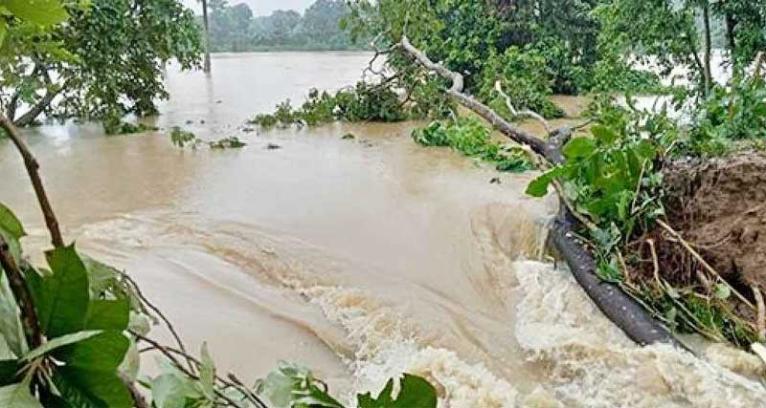 উজানের ঢলে ফেনীতে ৩ নদীর বাঁধ ভেঙে ৩০ গ্রাম প্লাবিত