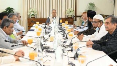 চার রাজনৈতিক দলের সঙ্গে প্রধান উপদেষ্টার বৈঠক