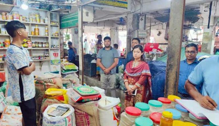 পরিবেশ অধিদপ্তরের অভিযান: ফতুল্লায় দুই প্রতিষ্ঠানকে জরিমানা, পলিথিন জব্দ