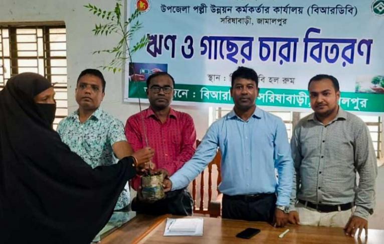 সরিষাবাড়ীতে ২২ নারীর ভাগ্যোন্নয়নে ঋণ ও চারা বিতরণ