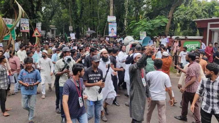 ফরিদপুরে এনসিপির পদযাত্রায় নেতাকর্মীর ঢল