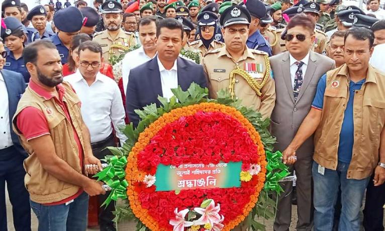 নারায়ণগঞ্জে দেশের প্রথম জুলাই শহীদ স্মৃতিস্তম্ভে শ্রদ্ধা জানান জেলা প্রশাসক