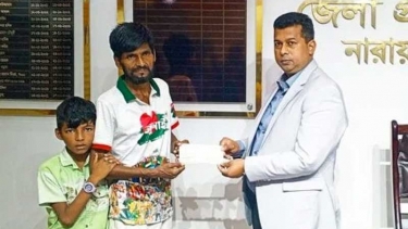 ‘জুলাই যোদ্ধা’র স্ত্রীকে আর্থিক সহযোগিতা দিলেন ডিসি