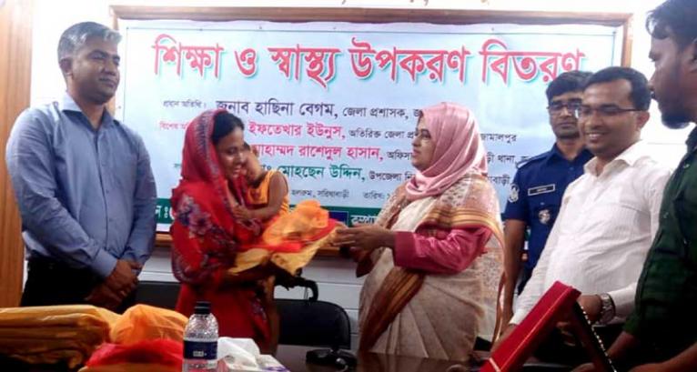 জামালপুরে সুবিধাবঞ্চিত শিশুদের মধ্যে শিক্ষা ও স্বাস্থ্য উপকরণ বিতরণ