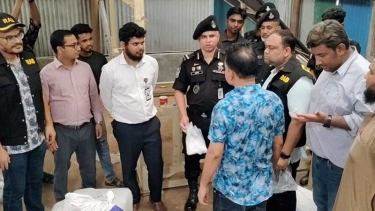 ফতুল্লায় অভিযান: ১৭ টন পলিথিন জব্দ, তিন প্রতিষ্ঠানে ৪ লাখ টাকা জরিমানা