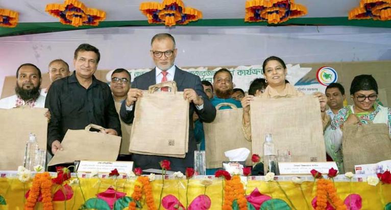 পলিথিনের পরিবর্তে সাশ্রয়ীমূল্যে পাটের ব্যাগ বাজারজাতকরণ উদ্বোধন করলেন উপদেষ্টার