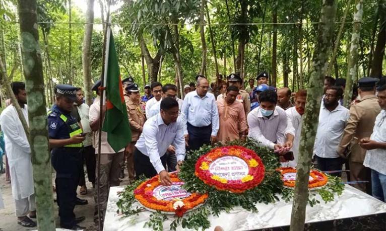 বাগেরহাটে শহীদ আলিফের কবর জিয়ারত ও পুষ্পস্তবক অর্পণ জেলা প্রশাসনের