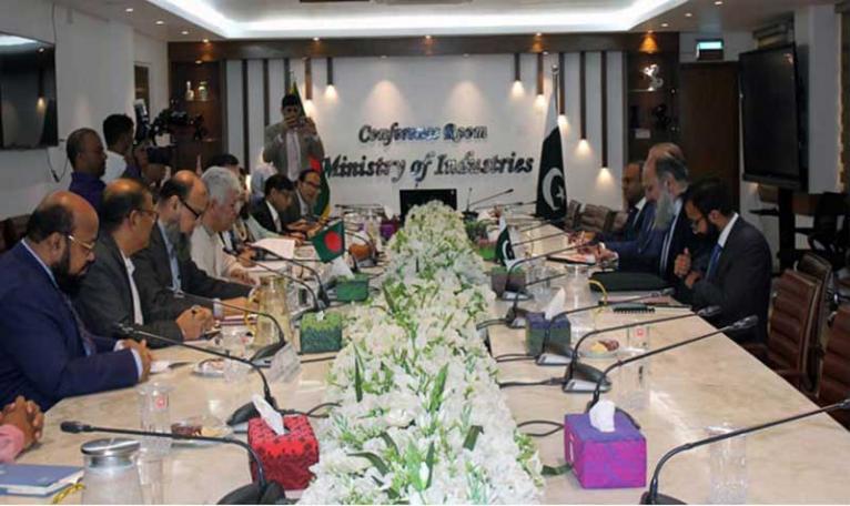 শিল্প উপদেষ্টার সঙ্গে পাকিস্তানের বাণিজ্যমন্ত্রীর সাক্ষাৎ