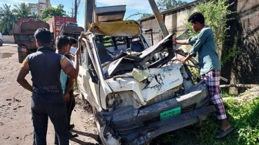 চট্টগ্রামে কাভার্ডভ্যানে পিকআপের ধাক্কায় নিহত ৫