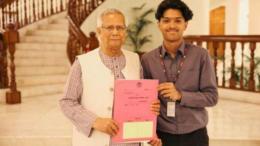 সাগর-রুনির সন্তান মেঘের হাতে পূর্বাচলের প্লটের দলিল হস্তান্তর করলেন প্রধান উপদেষ্টা