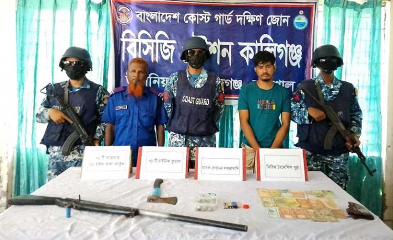 বরিশালে আগ্নেয়াস্ত্র ও বিদেশি মুদ্রাসহ ডাকাত আটক