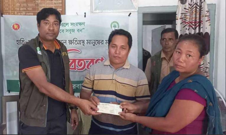 বান্দরবানে বন্যহাতির আক্রমণে ক্ষতিগ্রস্তদের চেক বিতরণ