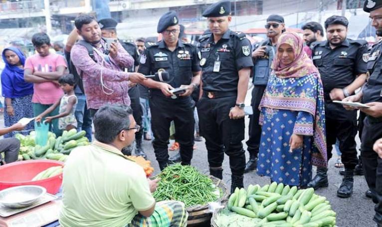 নিষিদ্ধ পলিথিন রোধে র‌্যাবের জনসচেতনতামূলক অভিযান