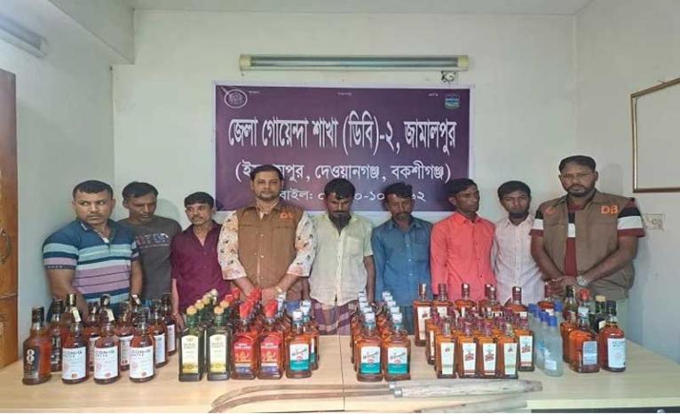 জামালপুরে দেশীয় অস্ত্র ও ভারতীয় মদ উদ্ধার, গ্রেপ্তার ৭