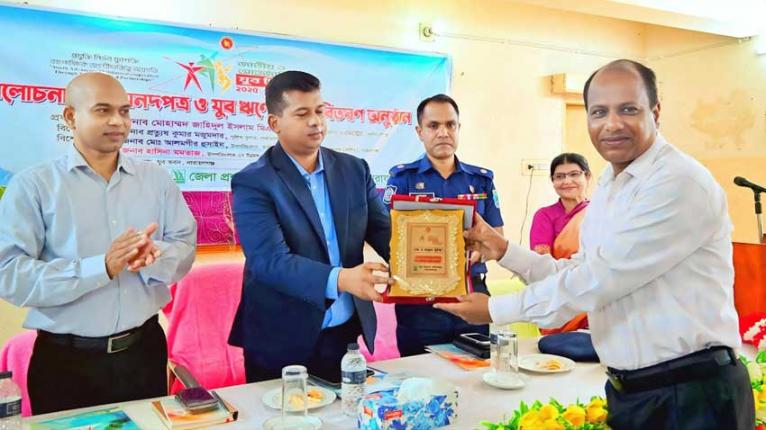 মান্নান ভূঁইয়াকে শ্রেষ্ঠ যুব সংগঠকের পুরস্কার তুলে দিলেন জেলা প্রশাসক