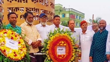 জুলাই স্মৃতি স্তম্ভে শহীদদের প্রতি মাসুদুজ্জামানের পক্ষে শ্রদ্ধা