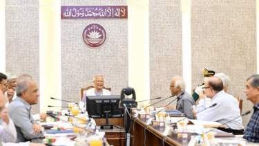 সচিবালয়ে উপদেষ্টা পরিষদের বৈঠকে যোগ দিলেন প্রধান উপদেষ্টা