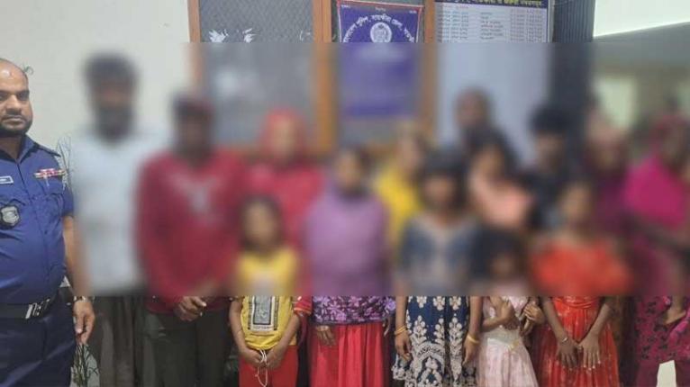 সাতক্ষীরা সীমান্তে বিজিবির কাছে ১৫ বাংলাদেশিকে হস্তান্তর