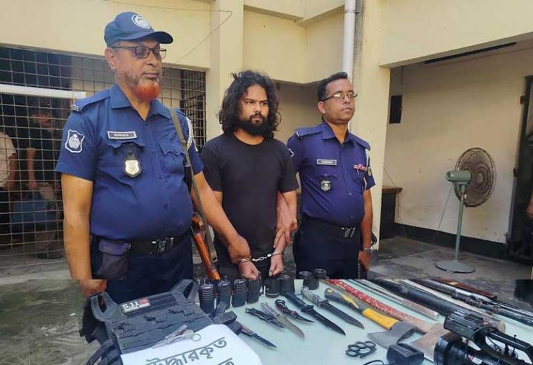 জামালপুরে যৌথ বাহিনীর অভিযানে বিপুল পরিমাণ অস্ত্র ও সরঞ্জাম উদ্ধার, আটক ১