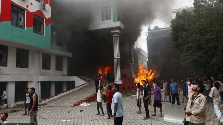 এবার নেপালের ক্ষমতাসীন দলের কেন্দ্রীয় কার্যালয়ে আগুন