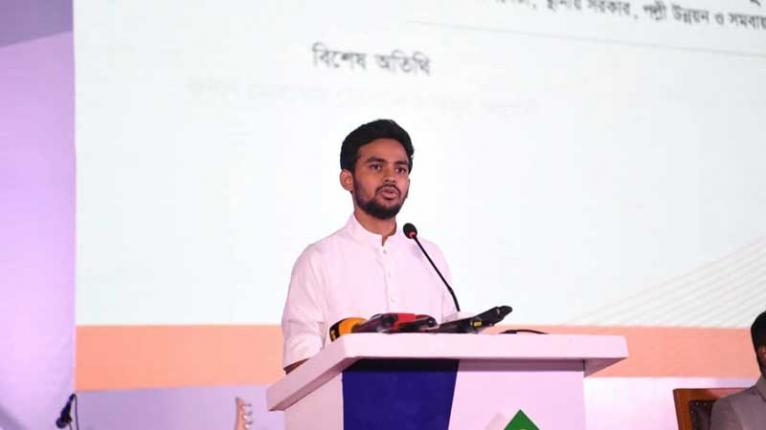 আদালতকক্ষে বিচারকের সামনে সাংবাদিককে মারধরের ঘটনায় যা বললেন আসিফ মাহমুদ