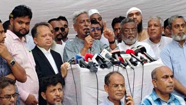 গণতন্ত্র প্রতিষ্ঠার পথে বাধা দেওয়ার ষড়যন্ত্র হচ্ছে : ফারুক