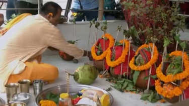 বেলতলায় চণ্ডীপাঠের মধ্য দিয়ে শুরু হলো দুর্গাষষ্ঠী
