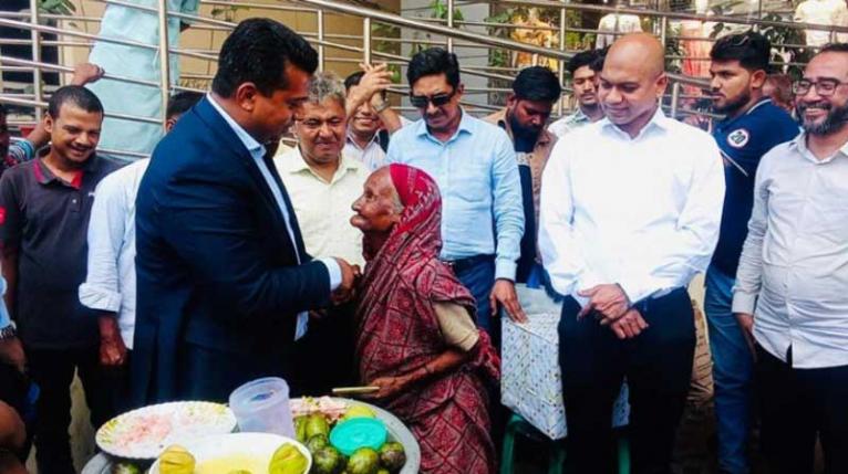 সংগ্রামী শতবর্ষী ফজিলাতুন্নেছার পাশে দাঁড়ালেন জেলা প্রশাসক