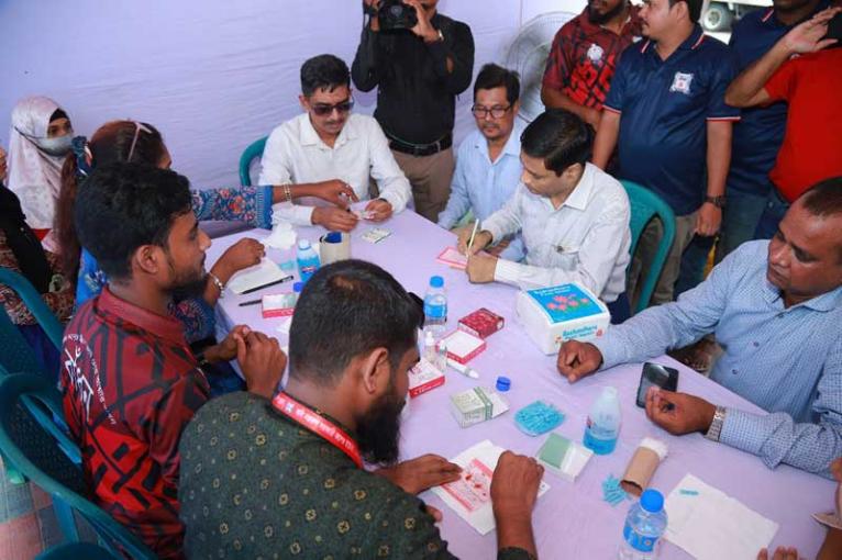 ডিসির রক্তদানের মধ্যদিয়ে নারায়ণগঞ্জে স্বেচ্ছায় রক্তদান কর্মসূচি অনুষ্ঠিত