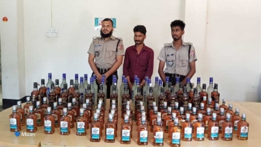 অটোরিকশায় পাচারের সময় ১০২ বোতল ভারতীয় মদসহ কারবারি আটক
