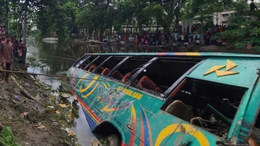 লক্ষ্মীপুরে নিয়ন্ত্রণ হারিয়ে বাস খালে, নিহত বেড়ে ৫