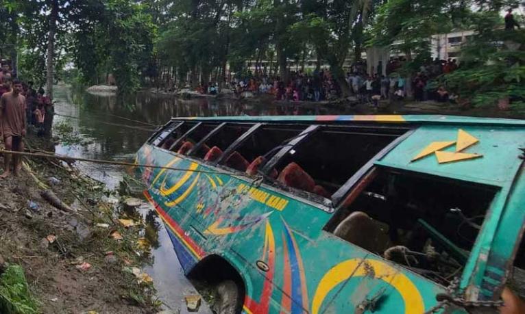 লক্ষ্মীপুরে নিয়ন্ত্রণ হারিয়ে বাস খালে, নিহত বেড়ে ৫