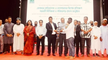 পেশাদার গাড়িচালক-হেলপারদের ইউনিফর্ম ও পরিচয়পত্র প্রদান