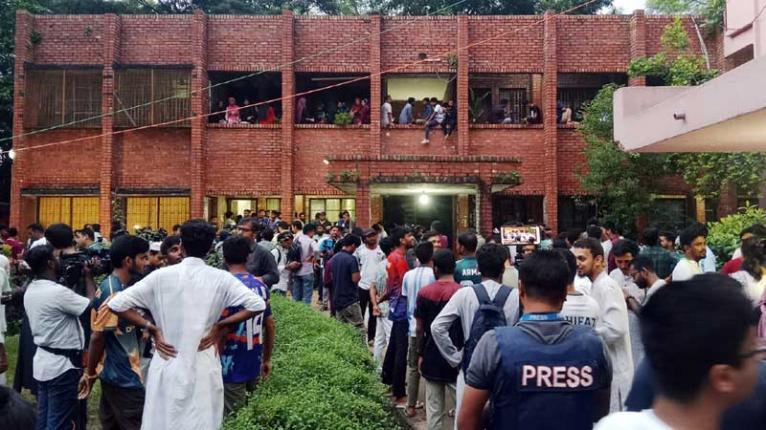 জাকসু: ফলাফলে বিলম্ব, অপেক্ষা যেন ফুরায় না!