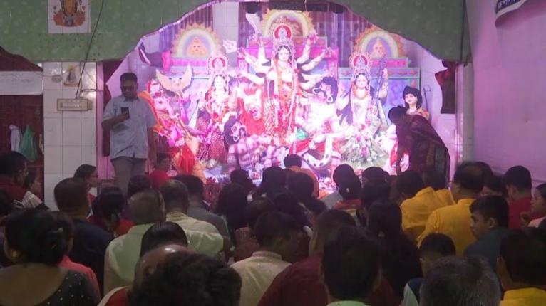 খুলনায় মহাষ্টমী: কুমারী পূজায় ভক্তদের ঢল, ঢাক-ঢোল আর শঙ্খধ্বনিতে মুখর নগরী