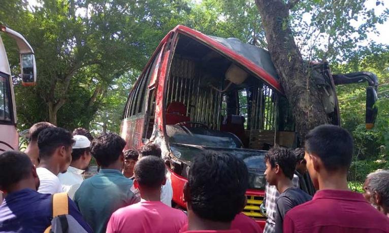 মাদারীপুরে দুই বাসের মুখোমুখি সংঘর্ষ, আহত ১৫