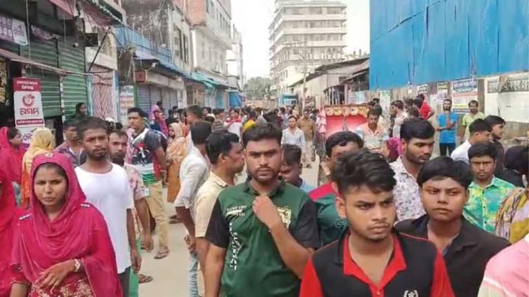 জুলাই মাসের বেতন দাবিতে ঢাকা-ময়মনসিংহ মহাসড়ক অবরোধ