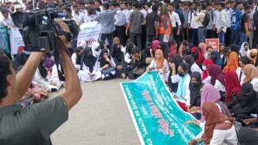 রাজধানীর সাতরাস্তা অবরোধ, যান চলাচল বন্ধ