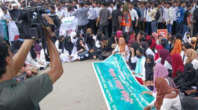 রাজধানীর সাতরাস্তা অবরোধ, যান চলাচল বন্ধ