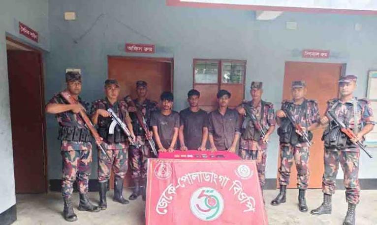 চাঁপাইনবাবগঞ্জ সীমান্তে অবৈধ অনুপ্রবেশের অভিযোগে ৩ বাংলাদেশি আটক