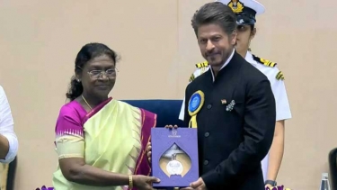 ৩৩ বছরের ক্যারিয়ার, প্রথমবার জাতীয় পুরস্কার গ্রহণ করলেন শাহরুখ
