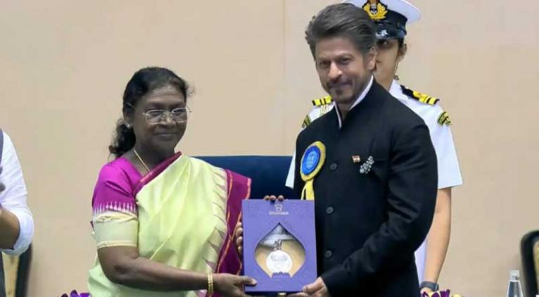 ৩৩ বছরের ক্যারিয়ার, প্রথমবার জাতীয় পুরস্কার গ্রহণ করলেন শাহরুখ