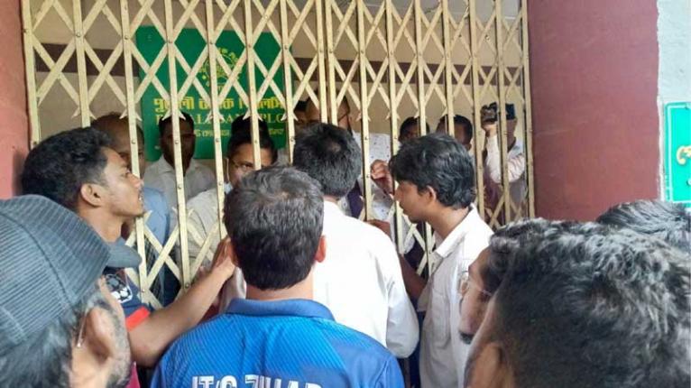 বাকৃবিতে ছয় দফা দাবিতে আন্দোলনকারীদের তালাবদ্ধ কর্মসূচি