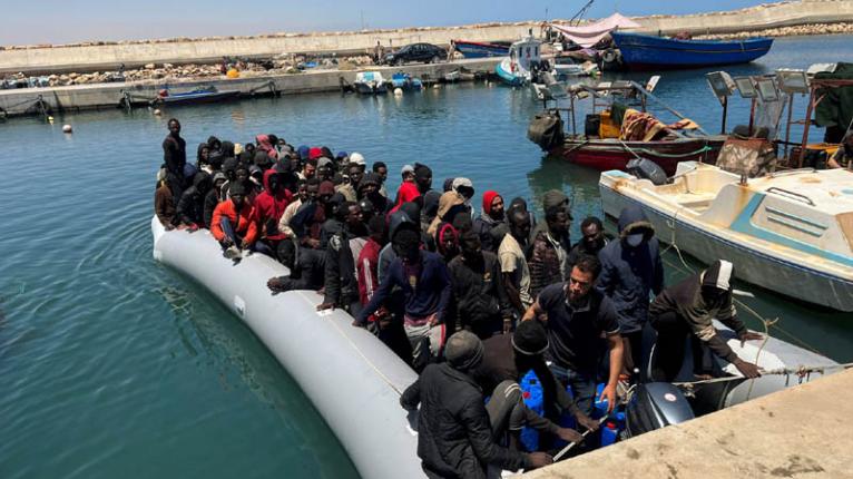 উদ্ধারকারী জাহাজে গুলি চালিয়ে শরণার্থীদের সমুদ্রে ফেলছে লিবিয়ান কোস্টগার্ড!