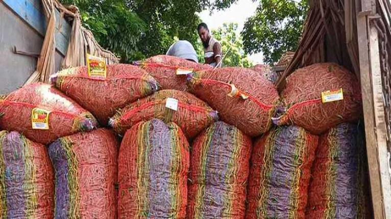 হিলি স্থলবন্দর দিয়ে একদিনে এলো ৪৯ ট্রাক কাঁচা মরিচ