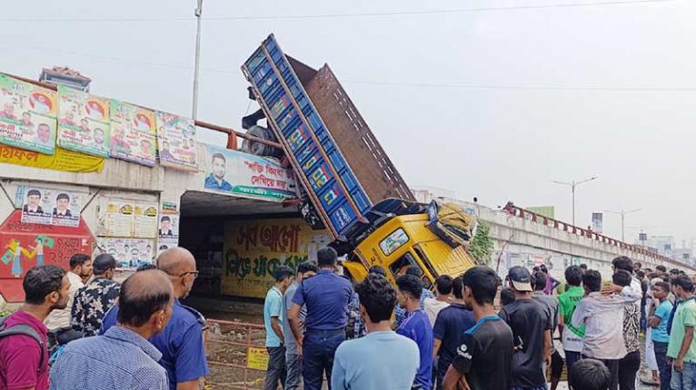 নারায়ণগঞ্জের ভূঁইঘরে ফ্লাইওভারের রেলিং ভেঙে ঝুলে রইল ট্রাক