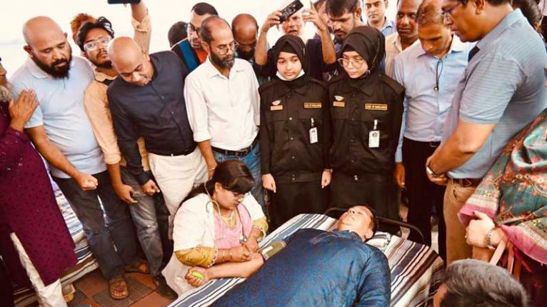 ডিসির রক্তদানের মধ্যদিয়ে নারায়ণগঞ্জে স্বেচ্ছায় রক্তদান কর্মসূচি অনুষ্ঠিত