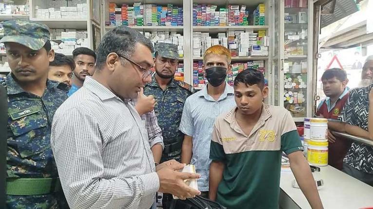 জামালপুরে নকল ও মেয়াদোত্তীর্ণ ওষুধ বিক্রির দায়ে দুই ফার্মেসির জরিমানা